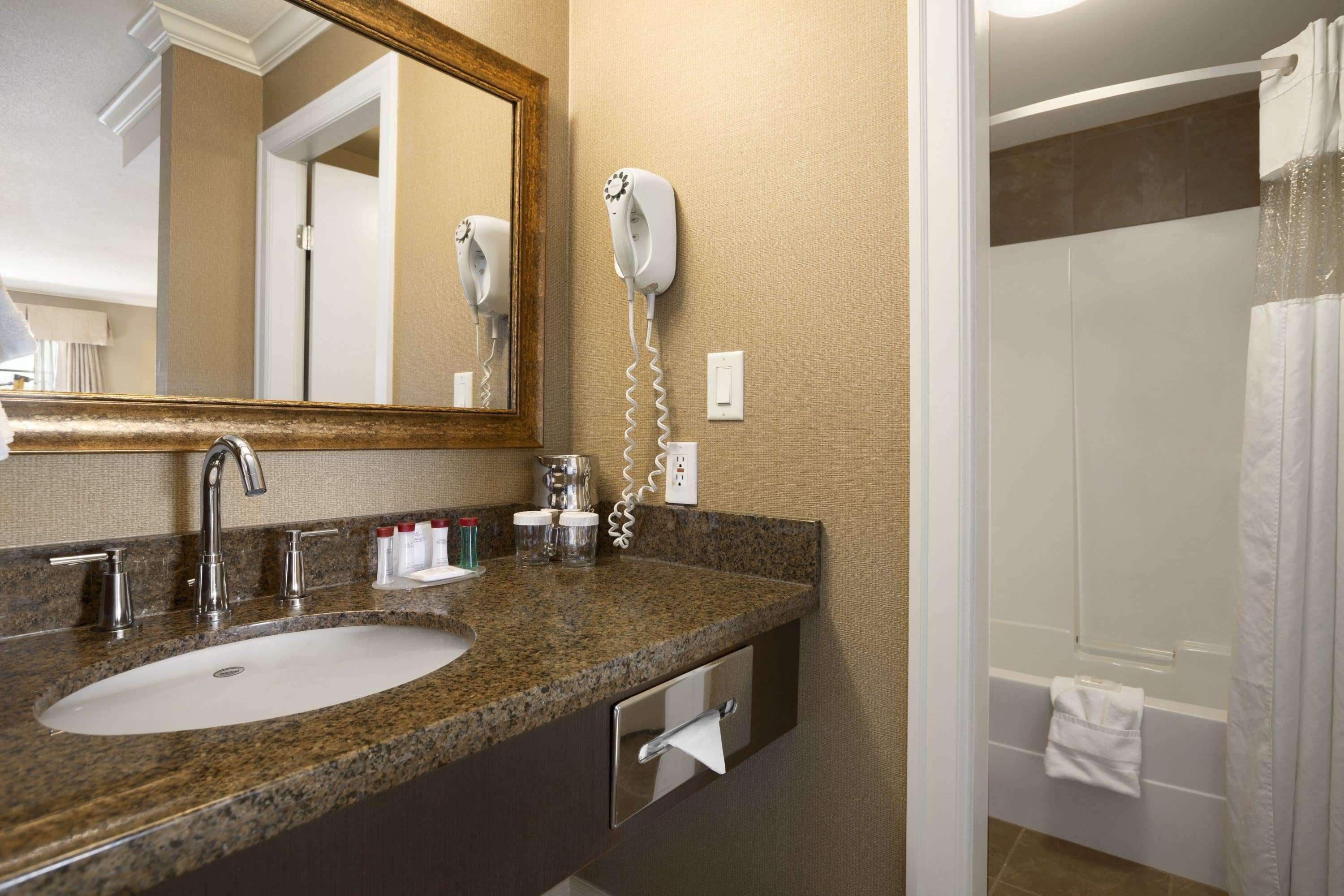 Ramada By Wyndham Surrey/Langley Hotel Kültér fotó