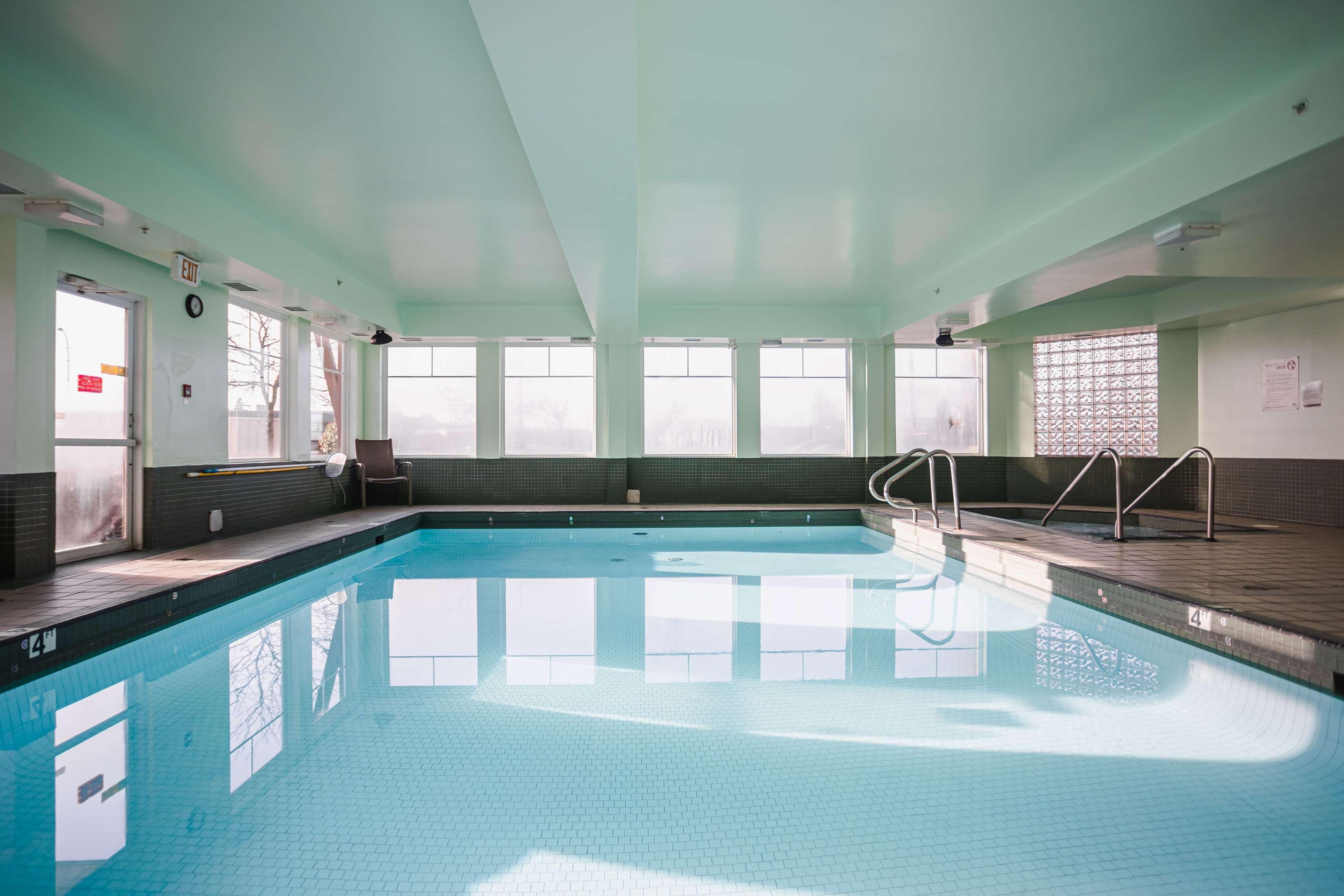 Ramada By Wyndham Surrey/Langley Hotel Kültér fotó